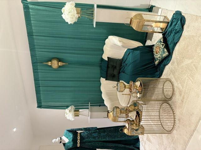 Trône vert émeraude, vue d’ensemble avec caftan