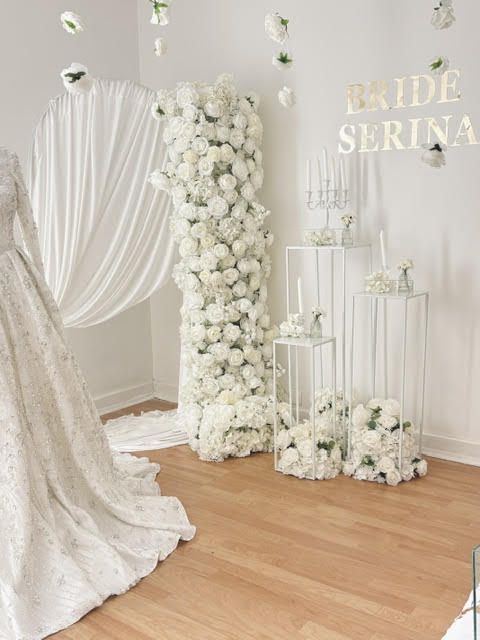 Bride Room, robe et mur de fleurs blanches