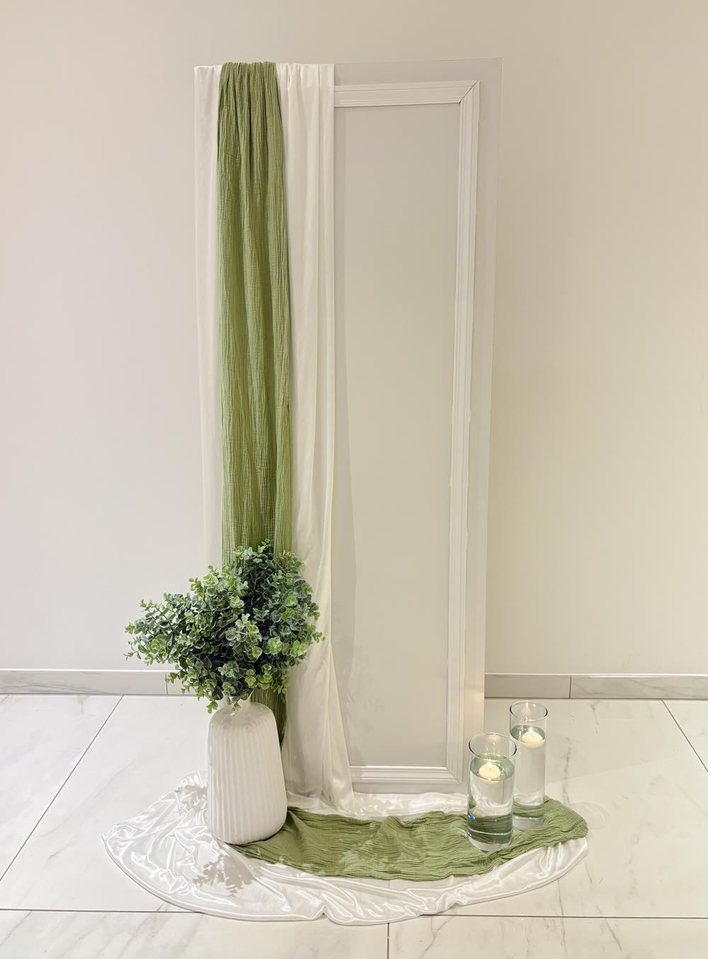 Panneau de bienvenue personnalisé, miroir et drapé vert
