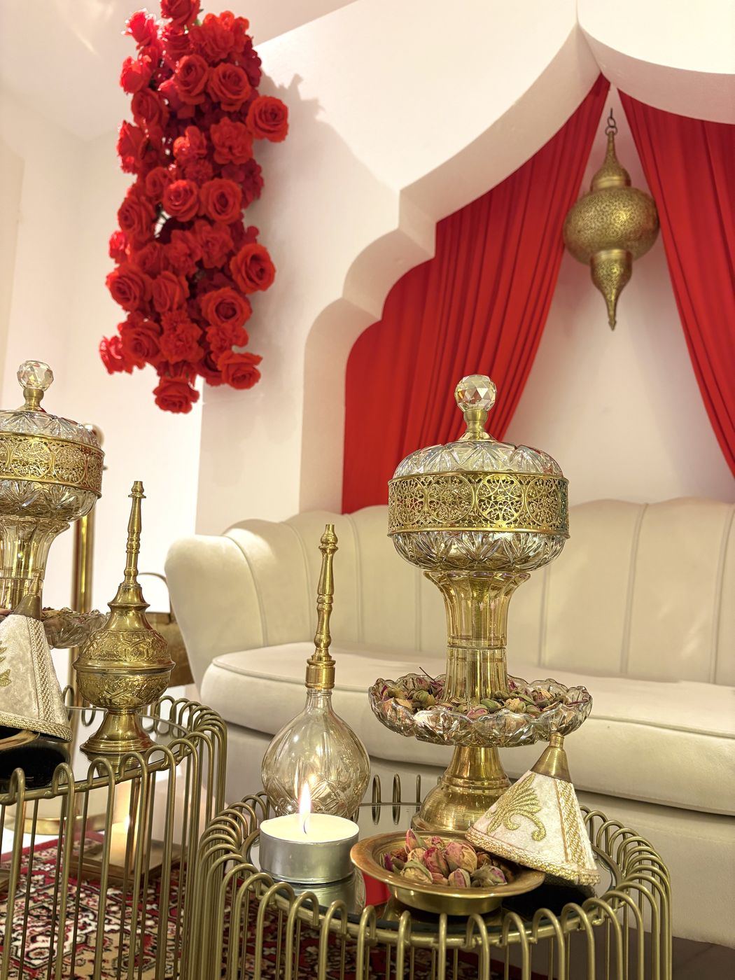 Trône oriental, coffrets en cristal et laiton