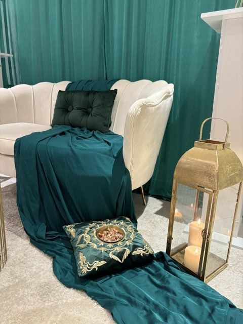 Trône vert émeraude, drapé et coussin brodé