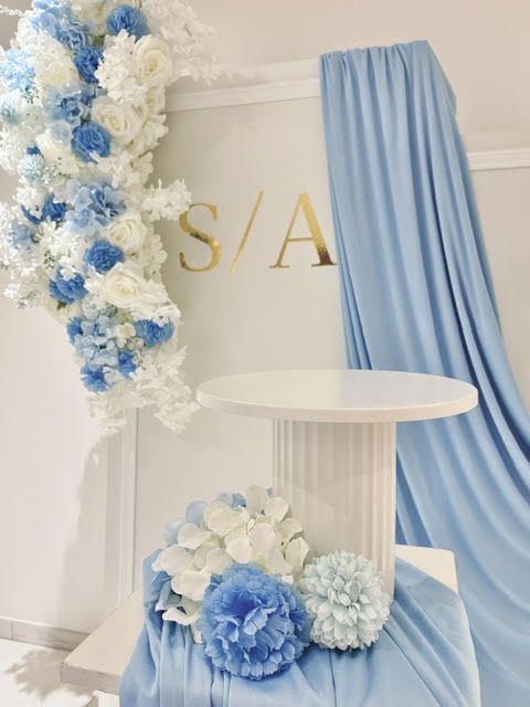 Décor bleu floral, gros plan colonne et fleurs