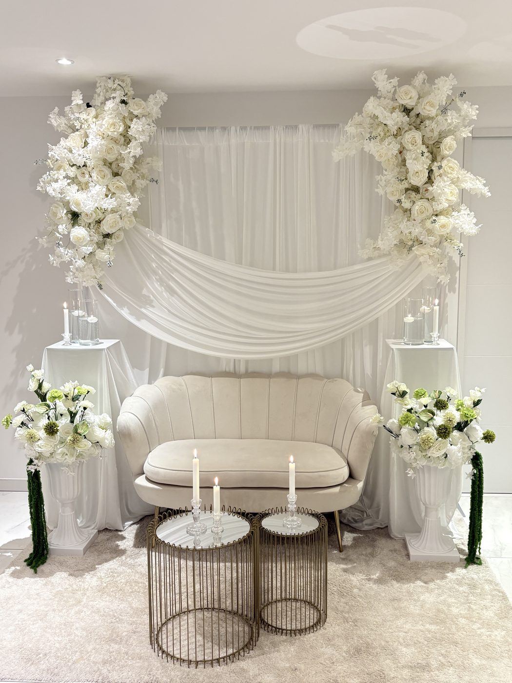 Trône drapé blanc floral, vue d’ensemble