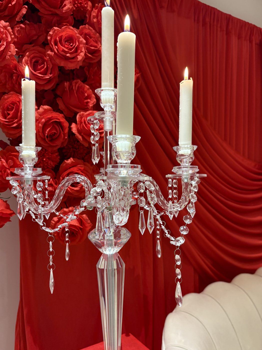 Trône drapé rouge floral, chandelier détail