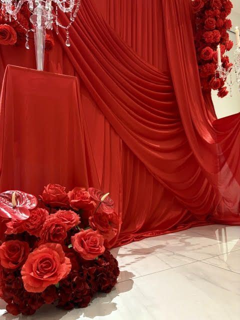 Décor rouge drapé, détail fleurs et anthuriums
