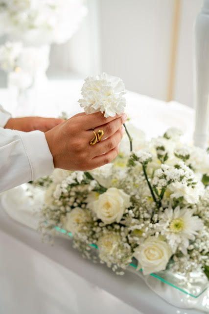 Composition florale, roses blanches et gypsophile