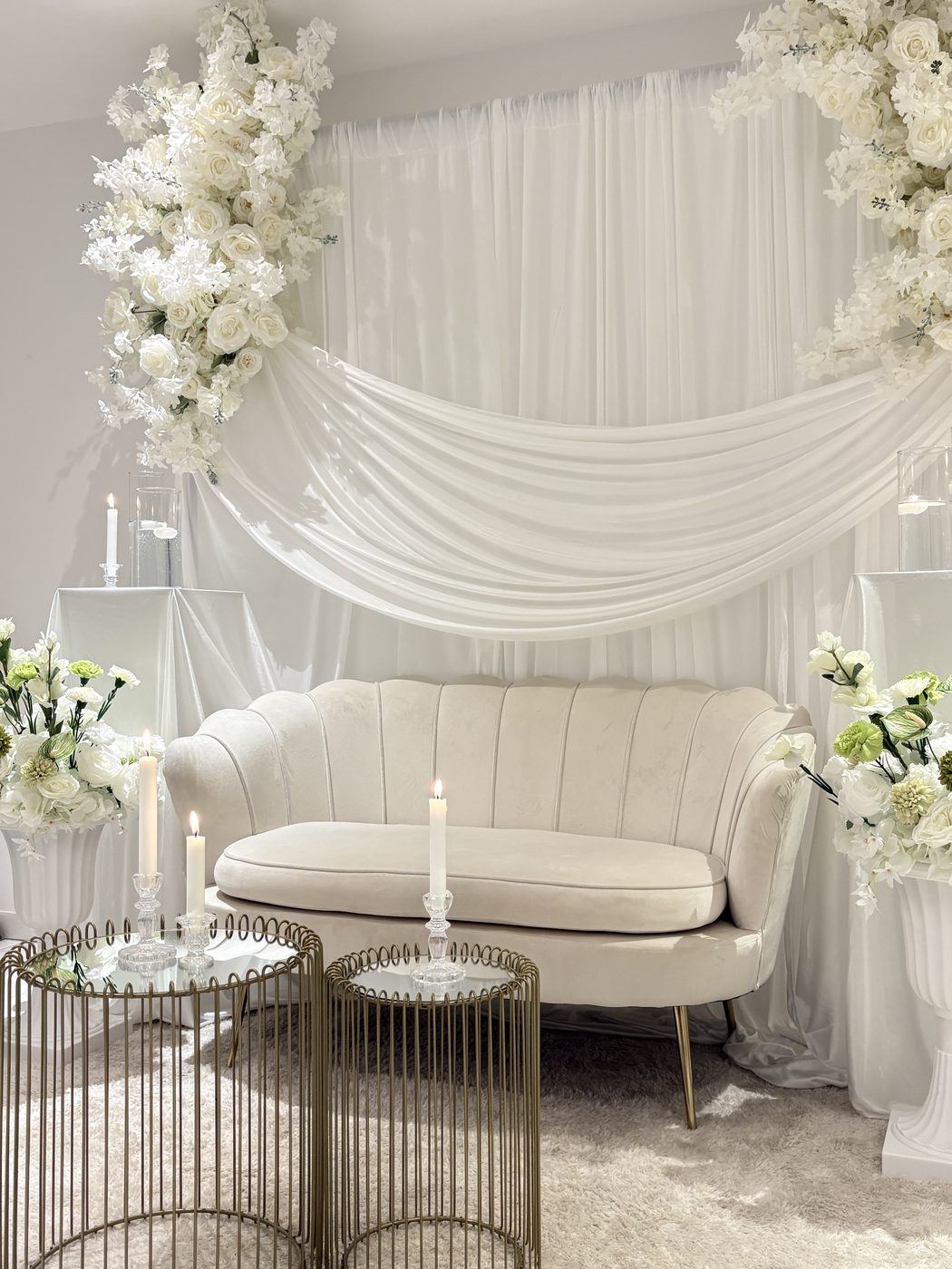 Trône drapé blanc floral, détail fleurs et drapé