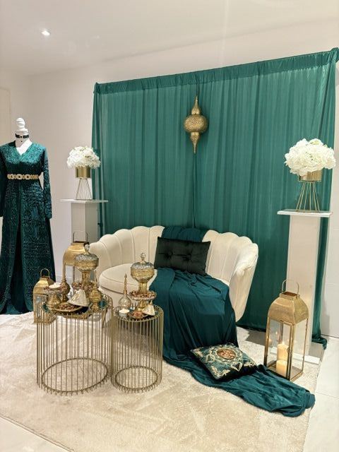 Trône vert émeraude, vue d’ensemble avec caftan