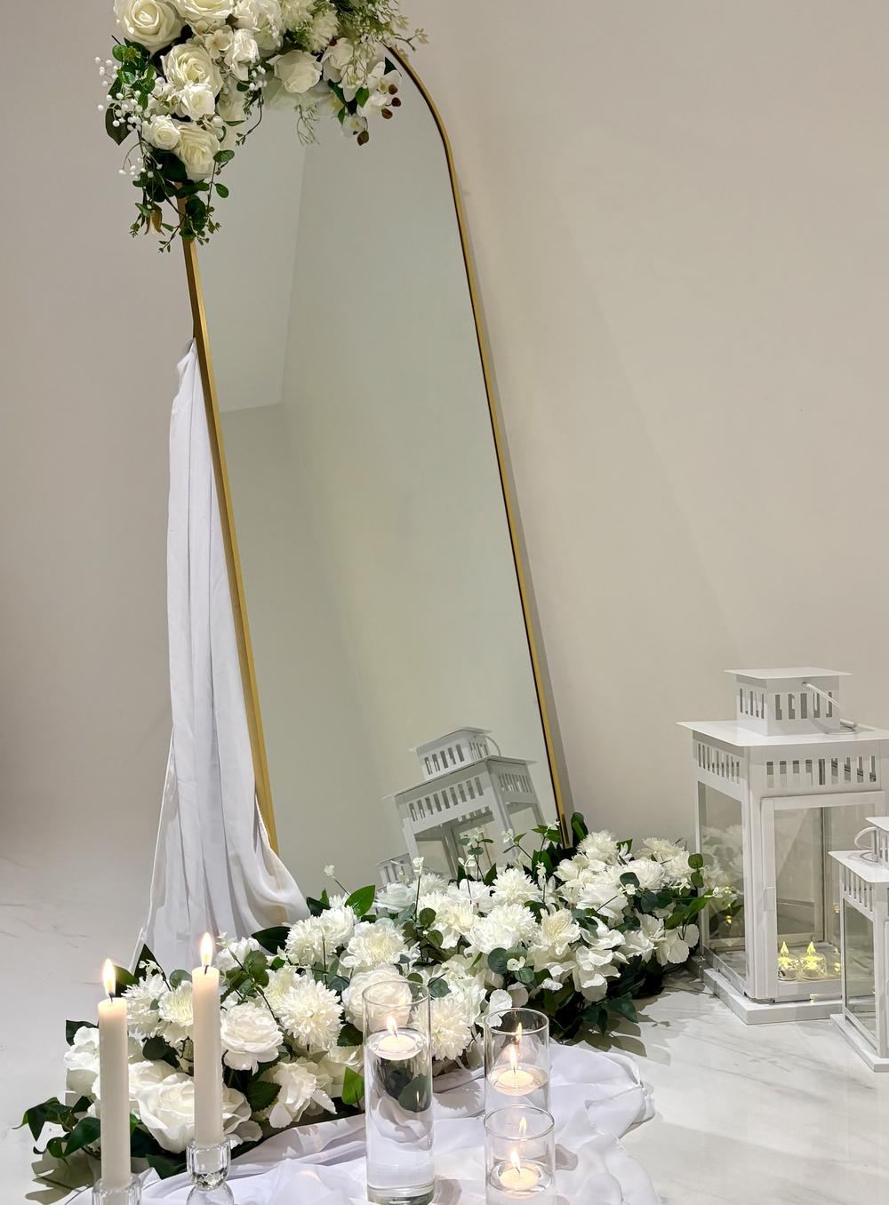 Miroir doré personnalisé, vue d’ensemble avec fleurs et bougies