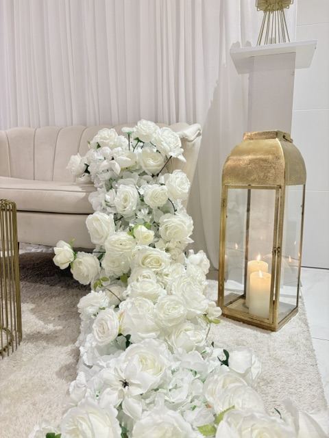 Trône blanc et doré, tapis de fleurs blanches
