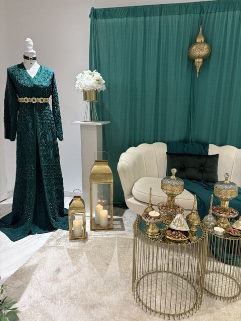 Trône vert émeraude, caftan et lanternes dorées