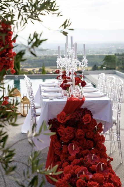 Table thème rouge, candélabre en cristal et roses