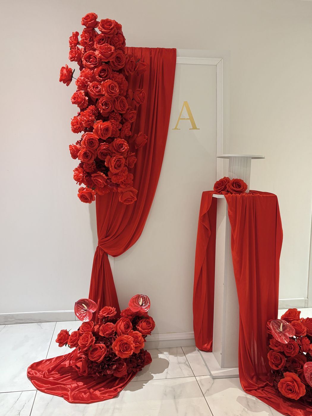 Décor rouge floral, vue d’ensemble avec présentoir