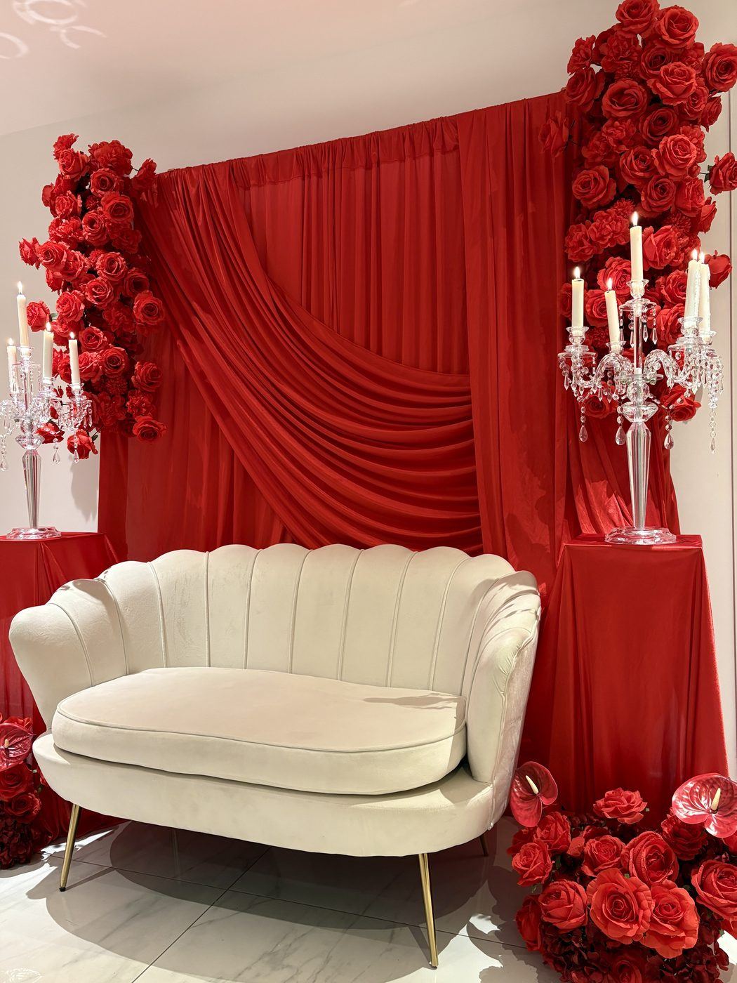 Trône drapé rouge floral, vue d’ensemble
