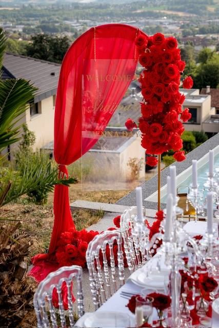 Tableau de bienvenue rouge personnalisé avec table dressée