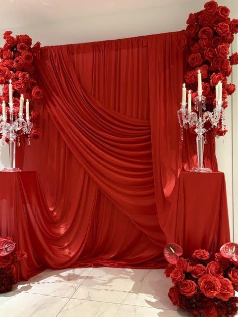 Décor rouge drapé, vue rapprochée