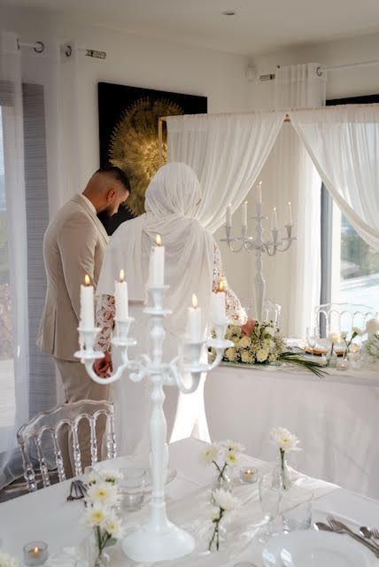 Table des mariés, candélabre blanc et voilage