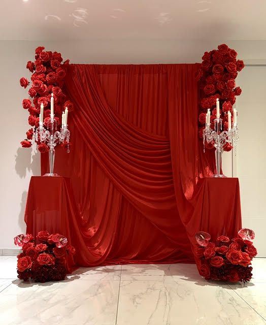 Décor rouge drapé, vue d’ensemble avec candélabres