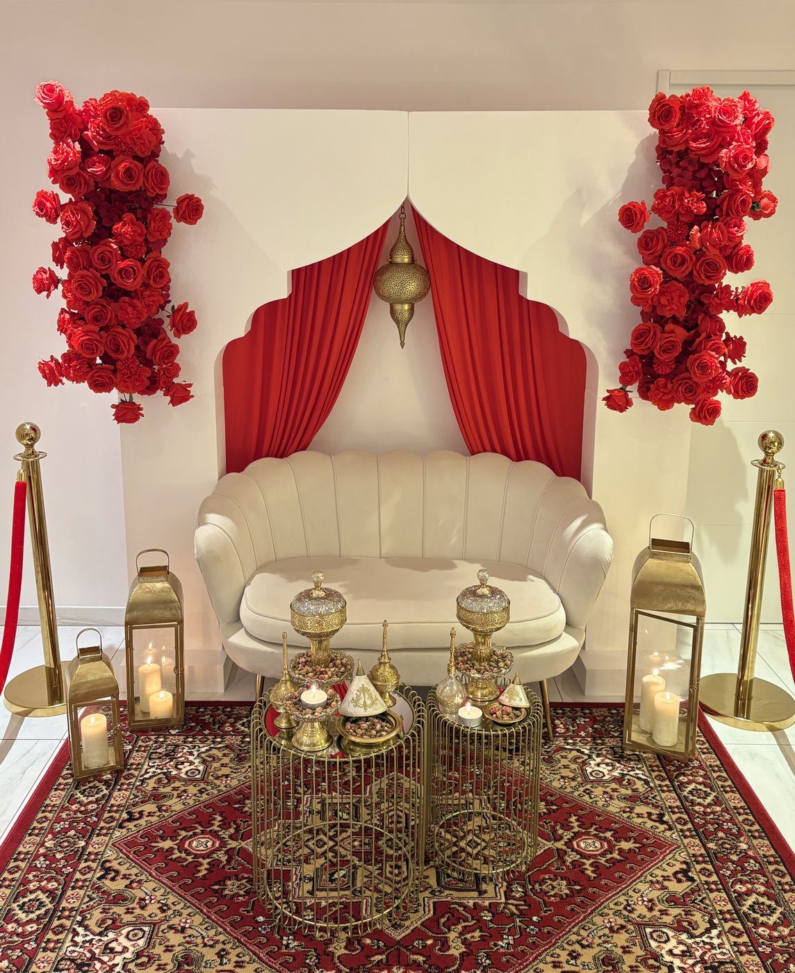 Trône oriental, vue d’ensemble avec tapis rouge