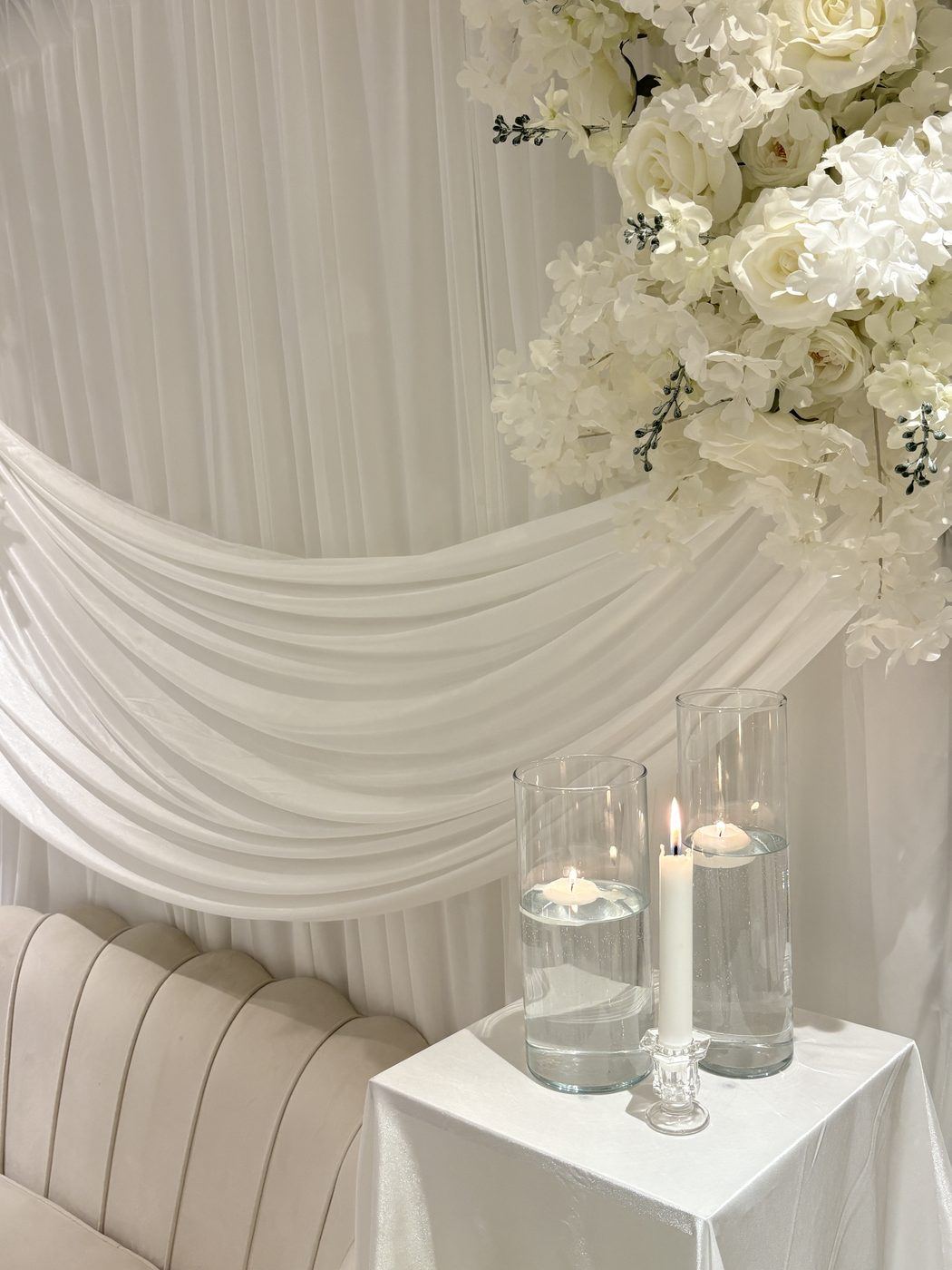 Trône drapé blanc floral, détail bougies