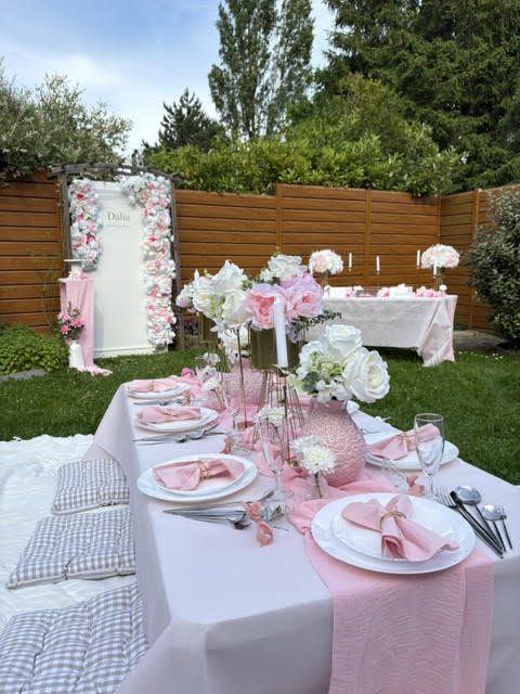 Décor rose floral, mise en scène complète avec table dressée
