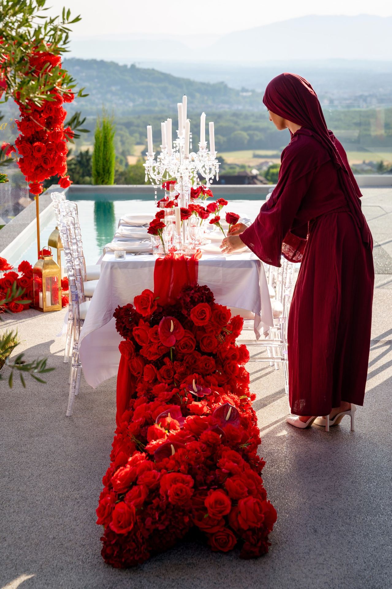 Selma préparant une décoration de table rouge pour un événement
