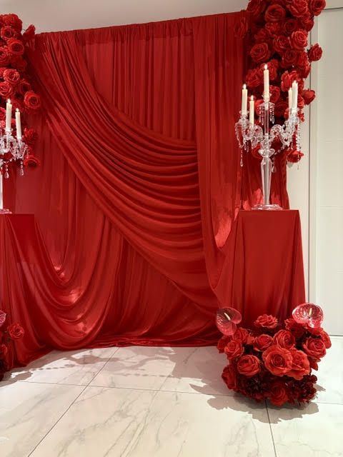 Décor rouge drapé, drapé sans candélabres