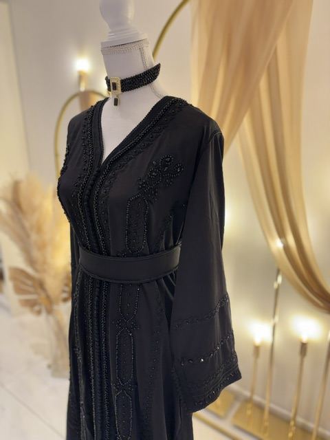 Caftan noir ton sur ton, détail de face