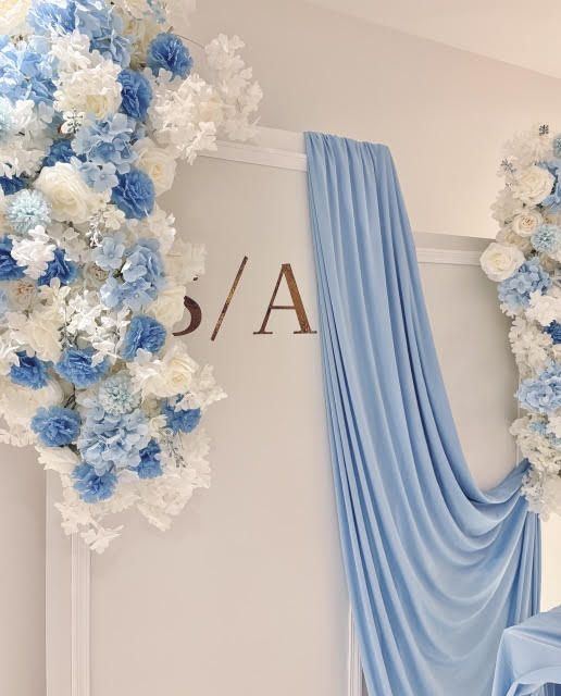 Décor bleu floral, détail fleurs et initiales