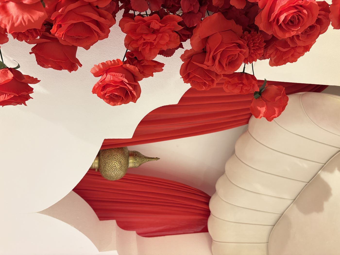 Trône oriental, roses rouges en gros plan