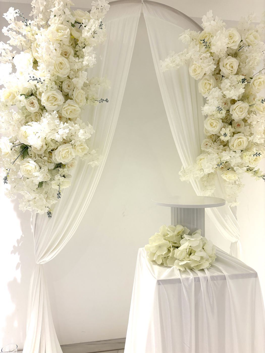 Arche blanche florale, vue rapprochée
