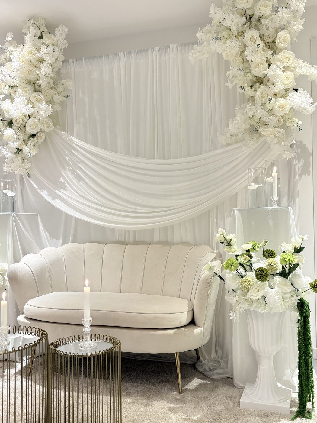 Trône drapé blanc floral, vue de face avec canapé