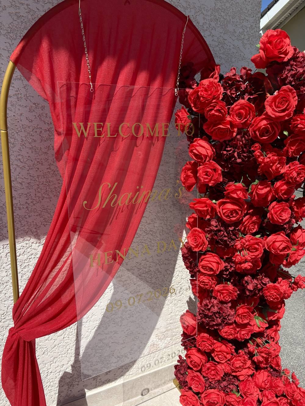 Tableau de bienvenue rouge personnalisé, arche florale
