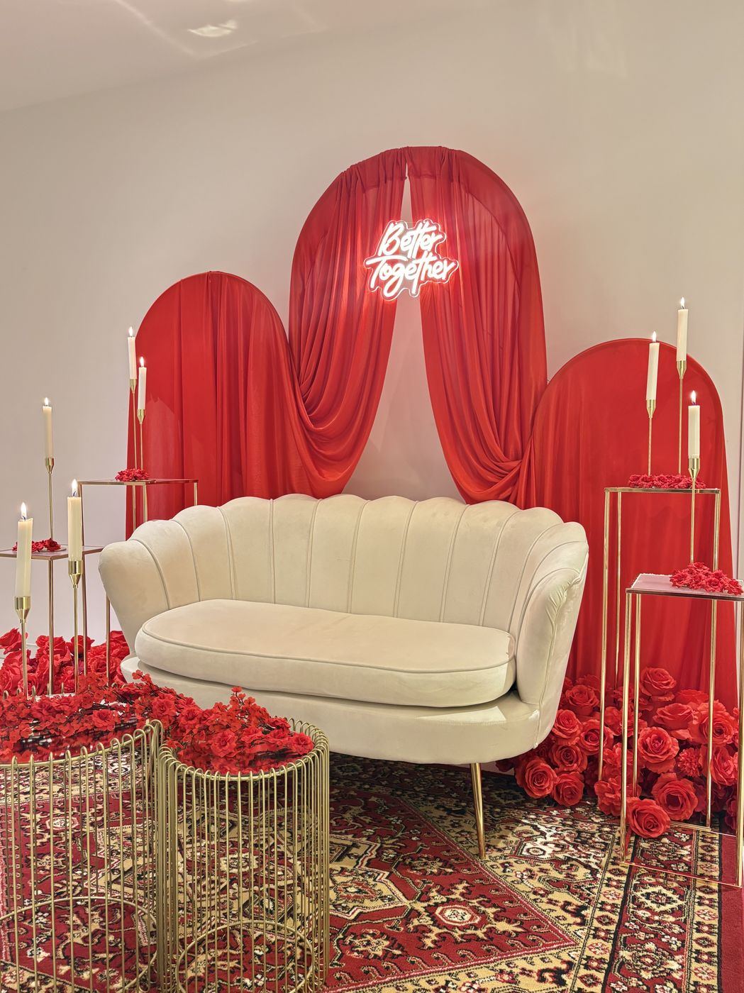 Trône rouge élégance, tapis de roses au sol