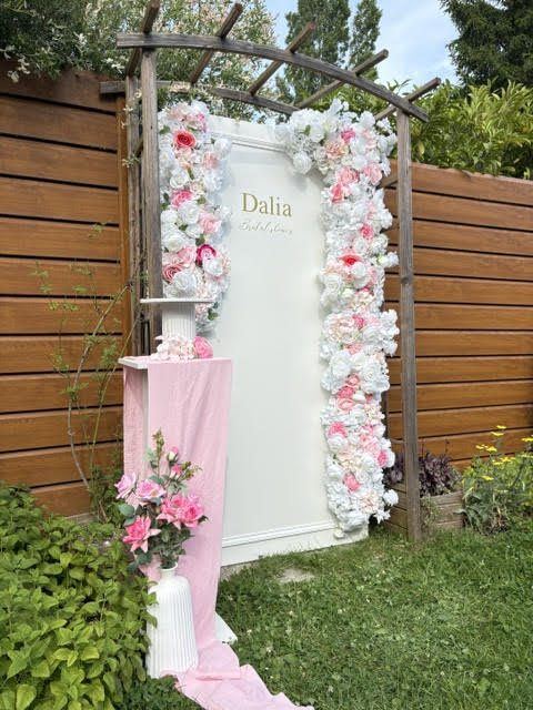 Décor rose floral, vue d'ensemble de l'arche