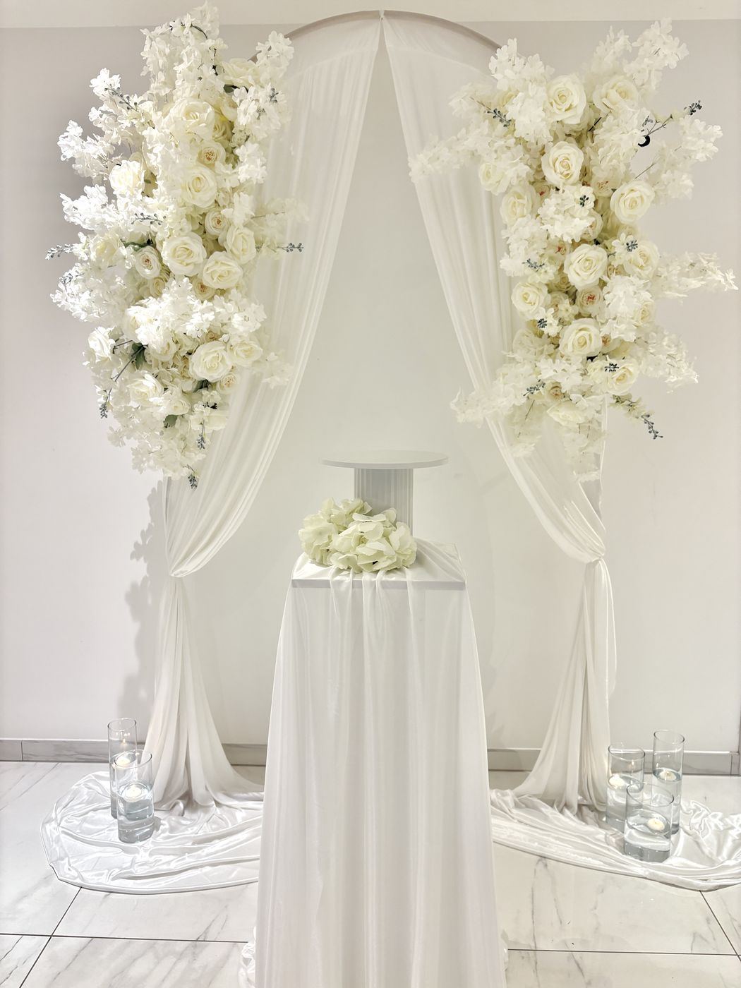 Arche blanche florale, vue d’ensemble