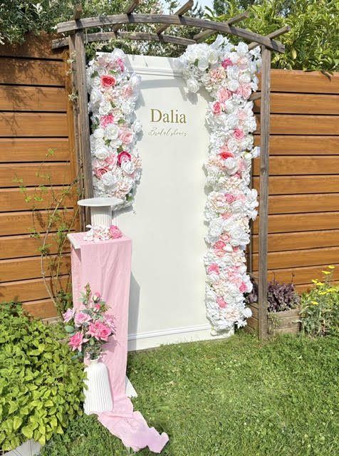 Décor rose floral, arche complète avec table pliante