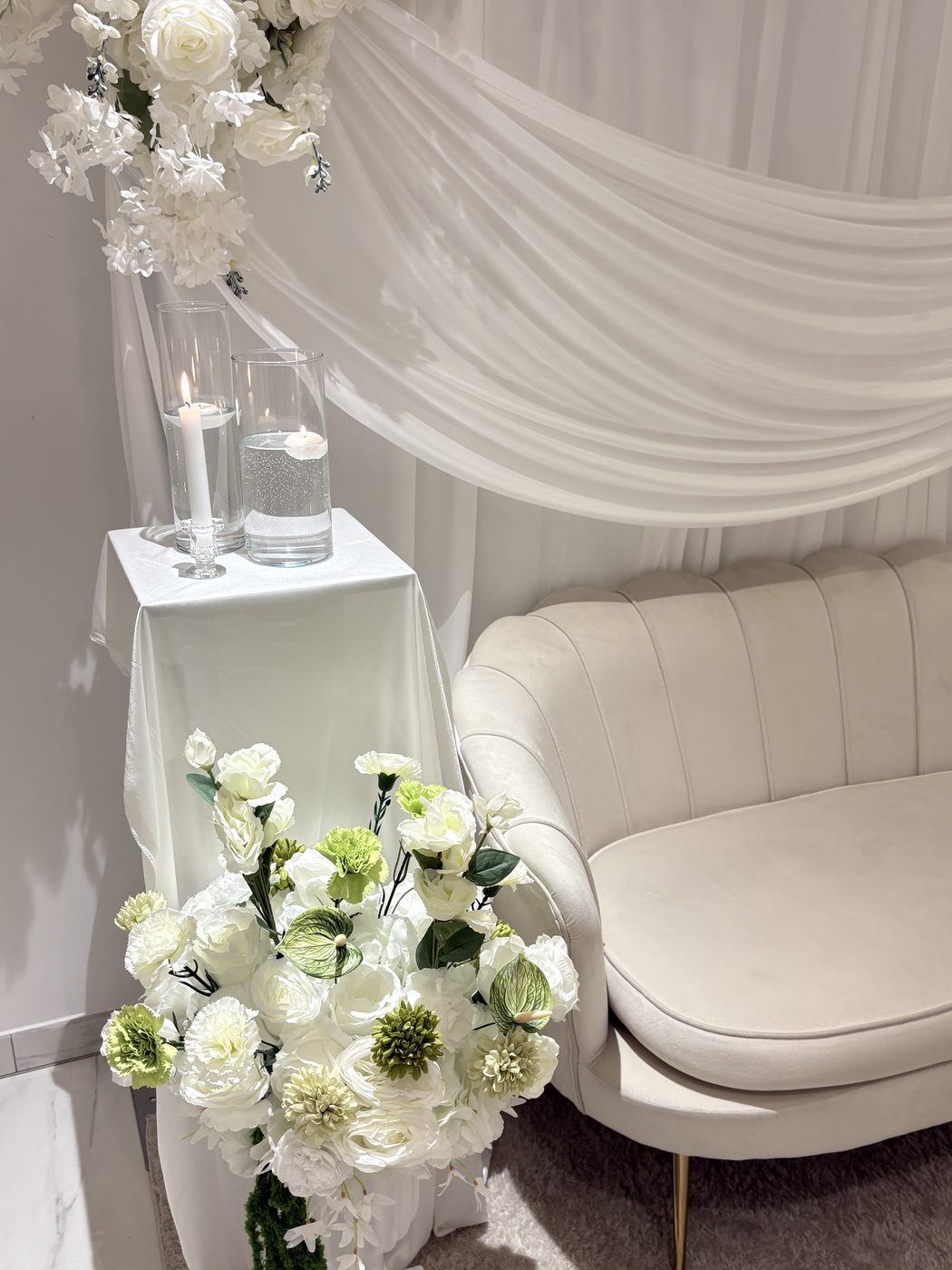 Trône drapé blanc floral, bougies et bouquet