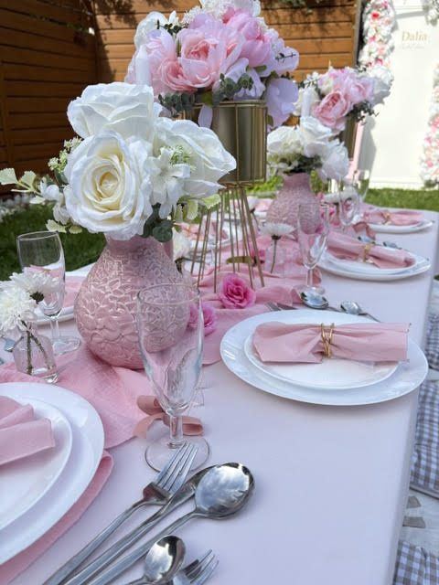 Décor rose floral, table dressée en rose et blanc