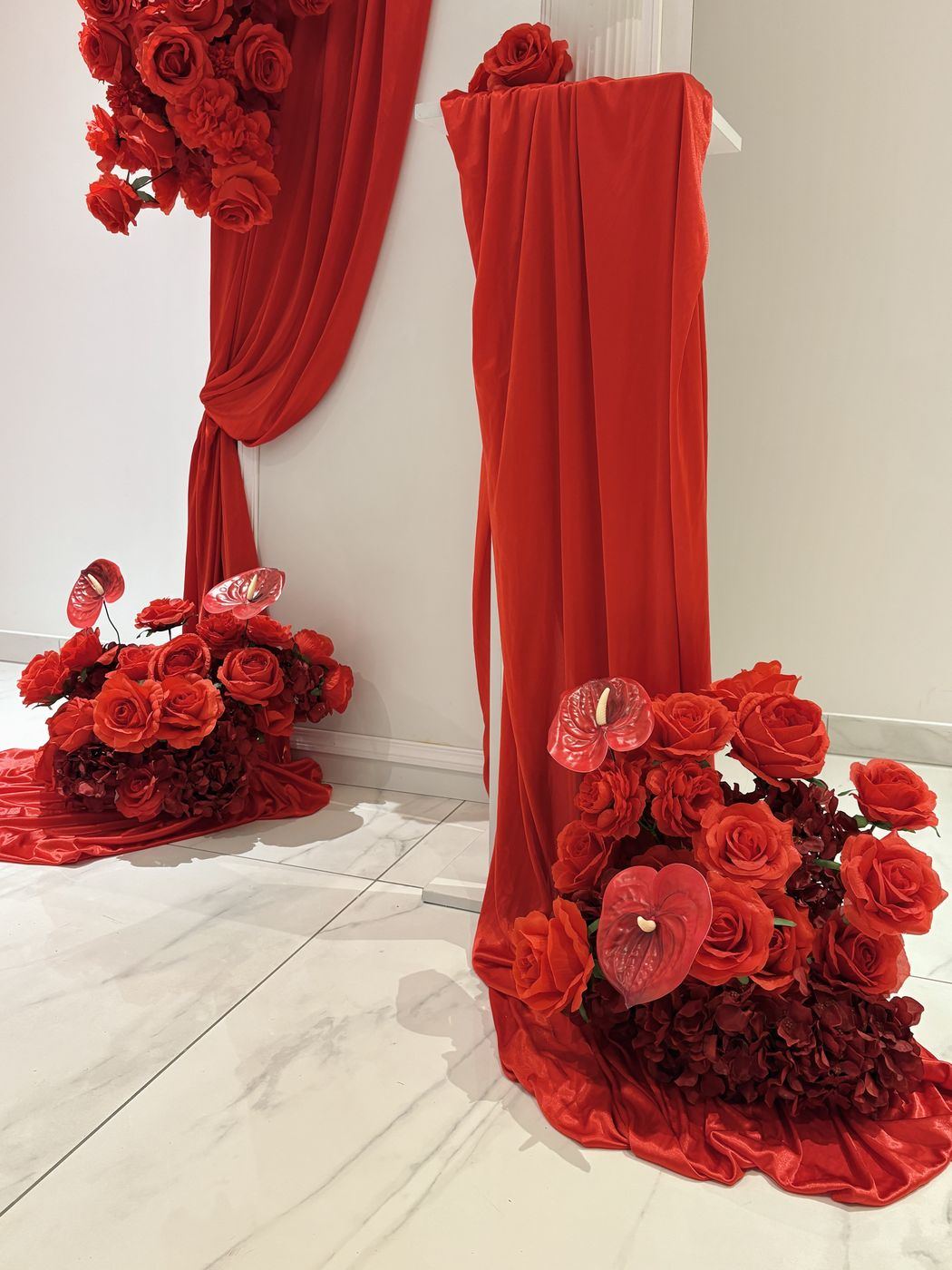 Décor rouge floral, vue rapprochée des roses et anthuriums