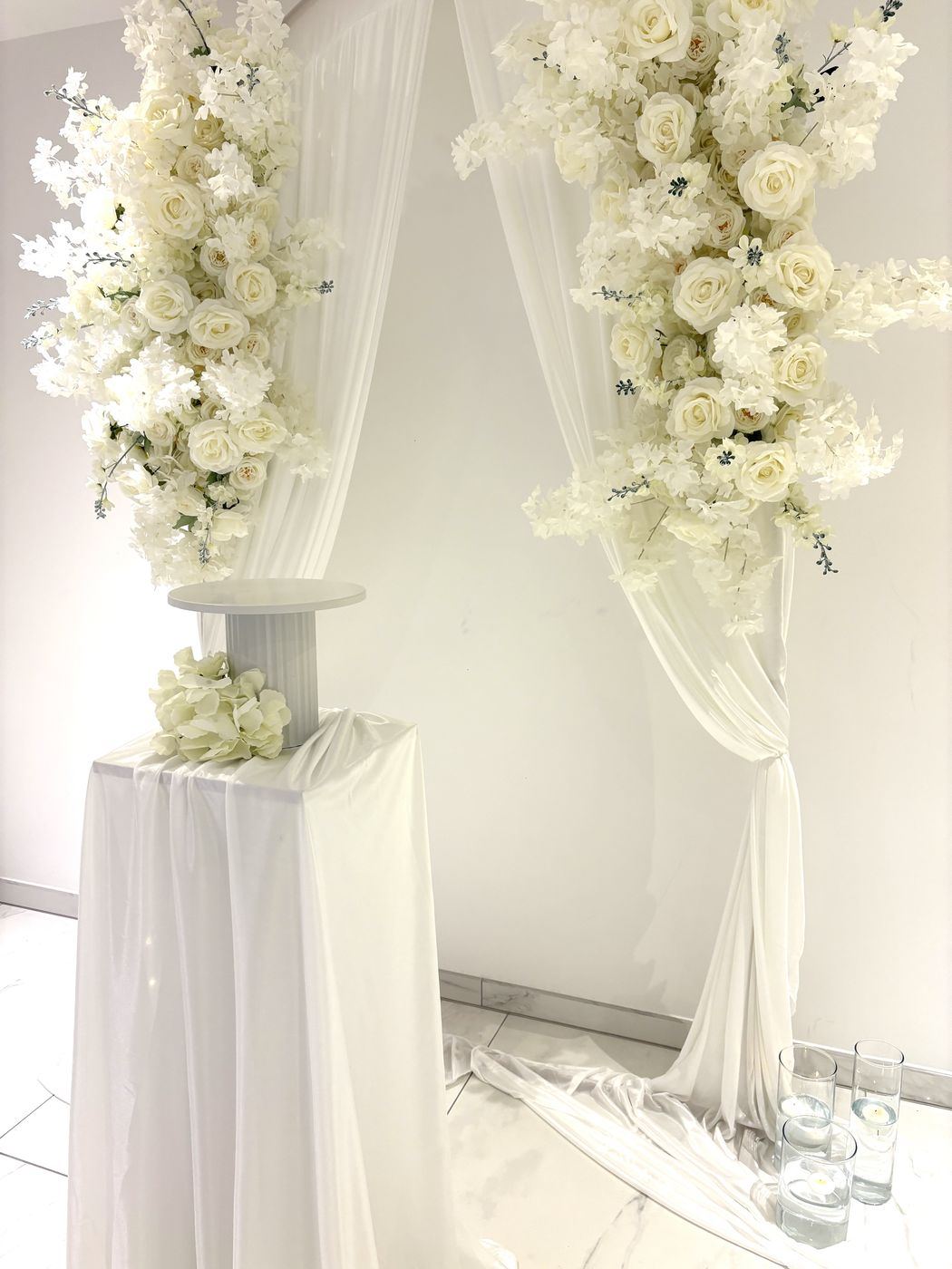 Arche blanche florale, gros plan roses blanches