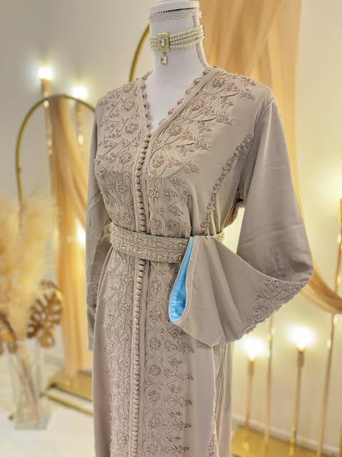 Caftan classique beige taupe, détail des broderies