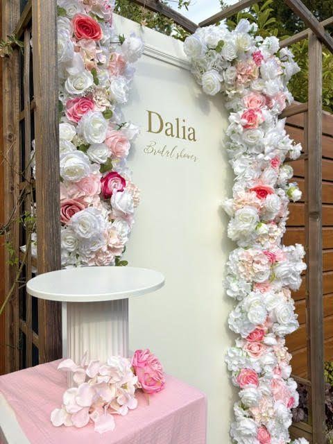 Décor rose floral, gros plan sur les fleurs et la table pliante