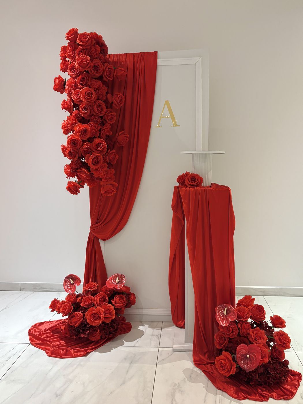 Décor rouge floral, vue d’ensemble avec initiale A