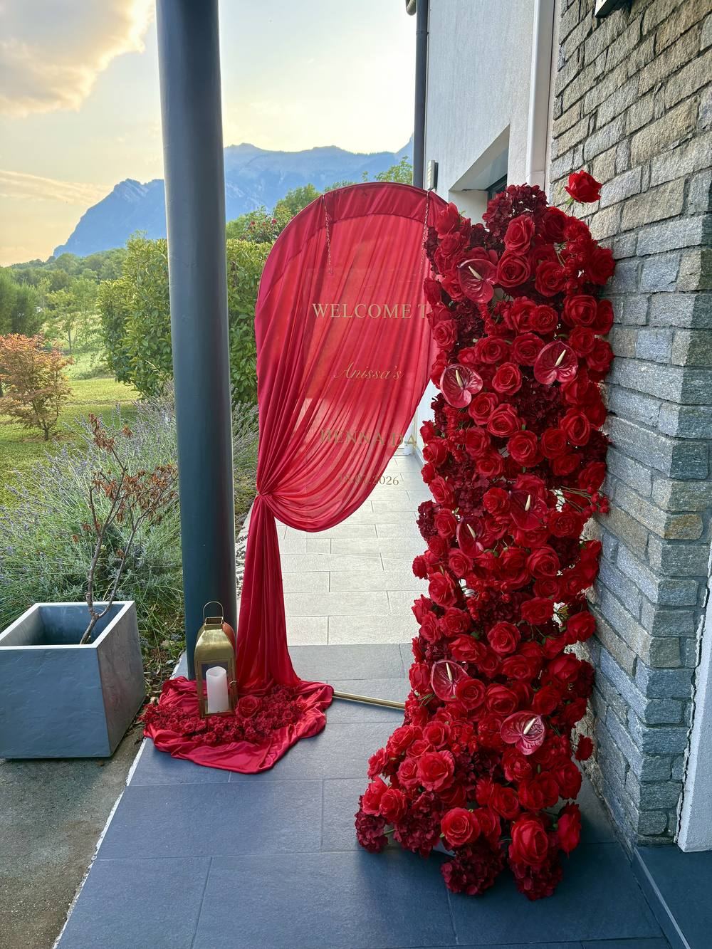 Tableau de bienvenue rouge personnalisé, en extérieur