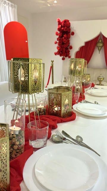 Table orientale, lanternes en laiton et nappage rouge