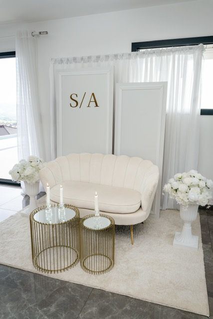 Trône blanc personnalisé, monogramme des mariés