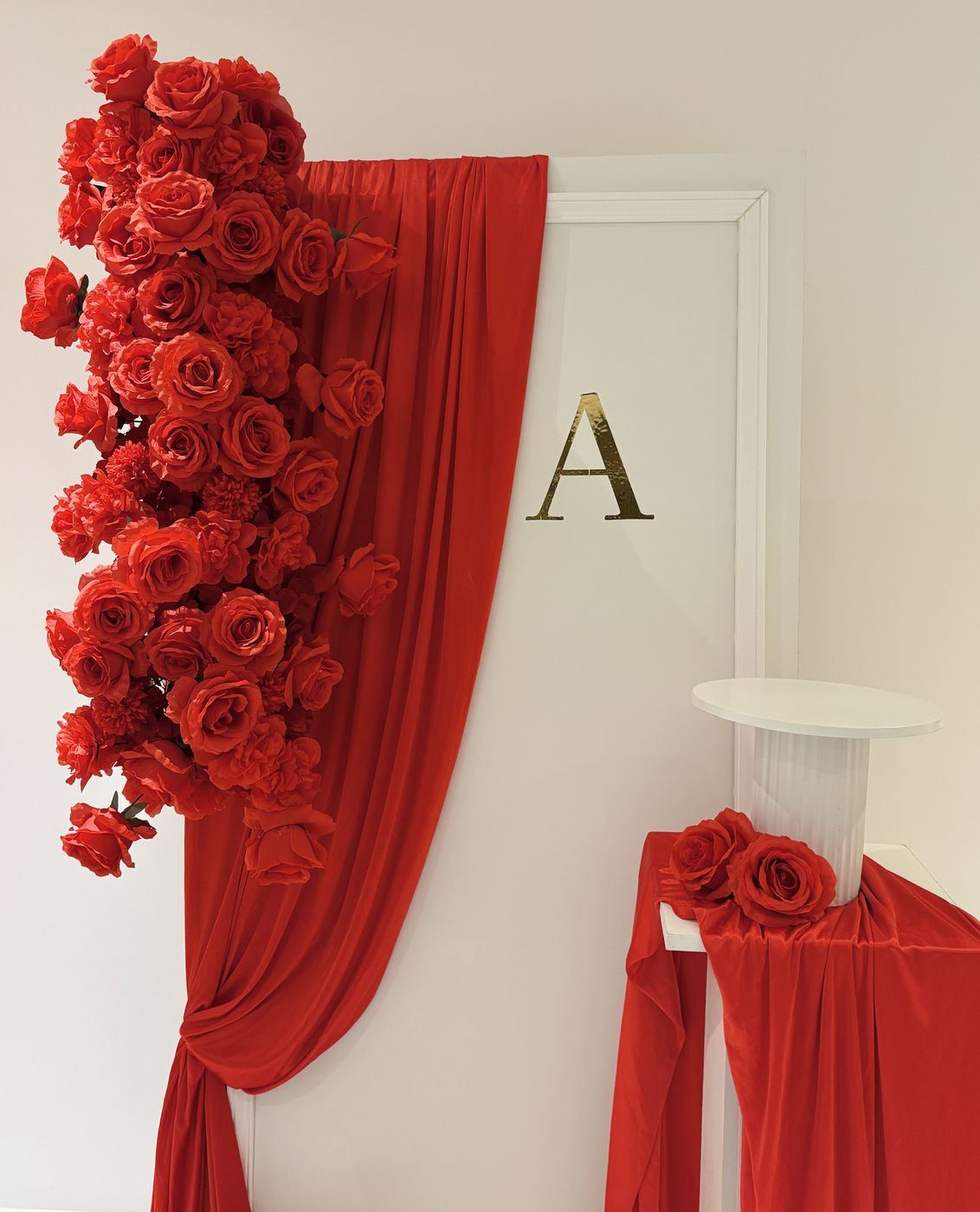 Décor rouge floral, détail cascade de roses